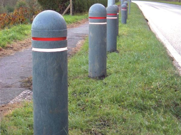 Mondo Bollard